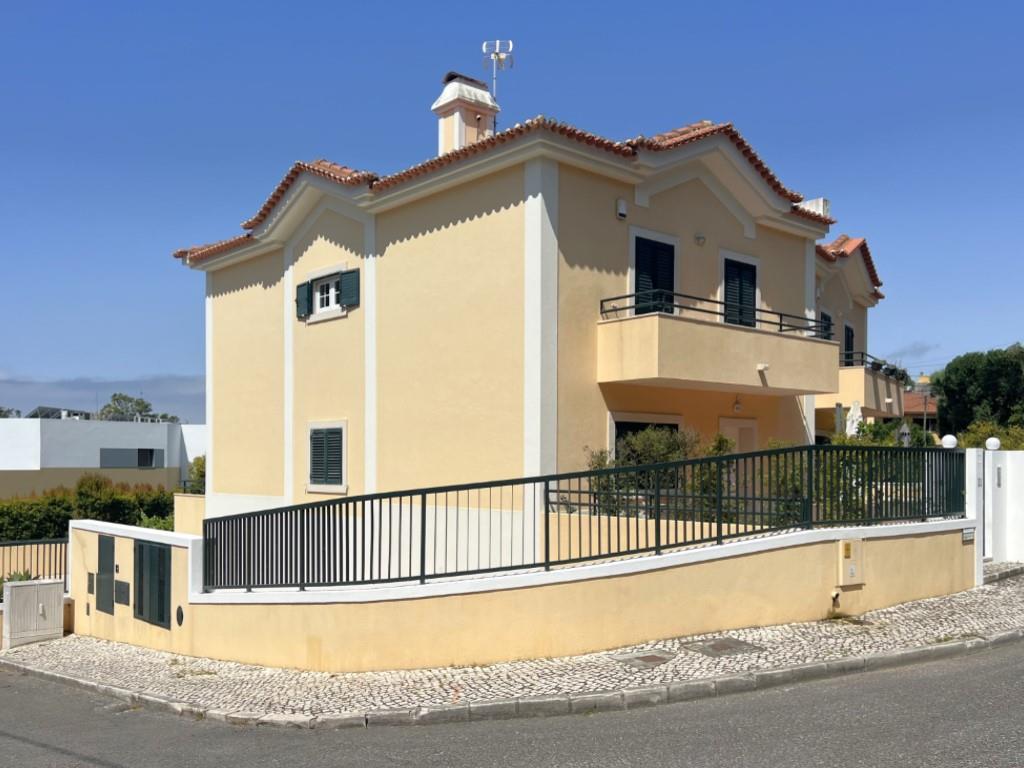 Fabulosa villa en el centro de Estoril en una comunidad cerrada con piscina, como nueva