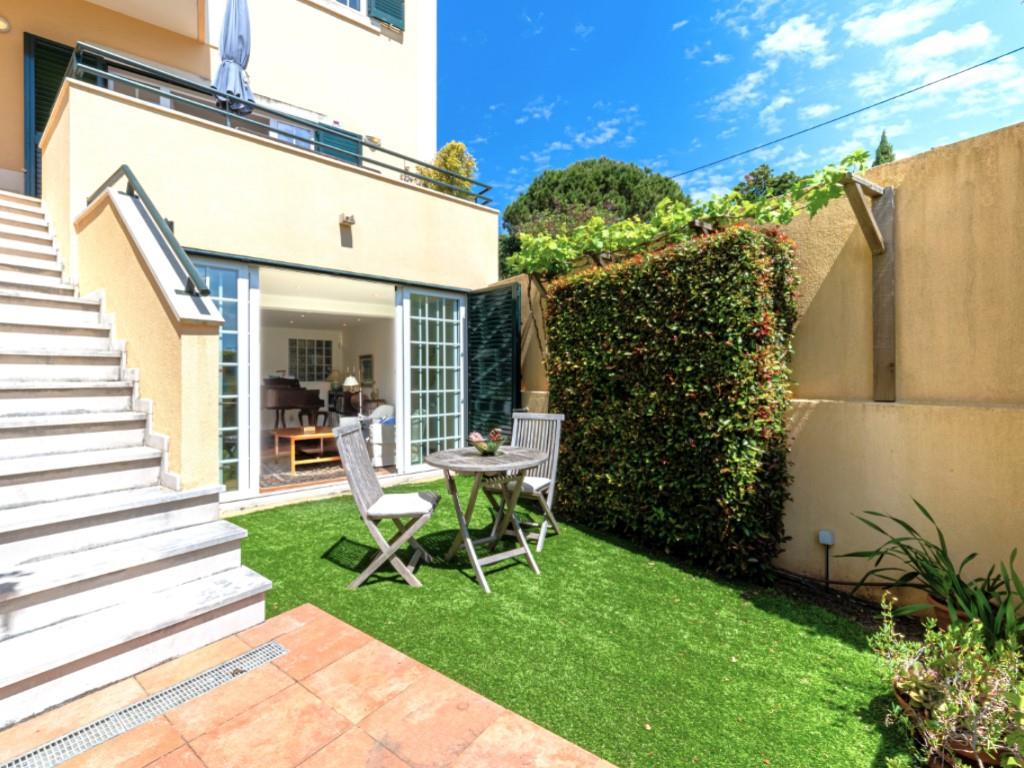 Fabulosa villa en el centro de Estoril en una comunidad cerrada con piscina, como nueva