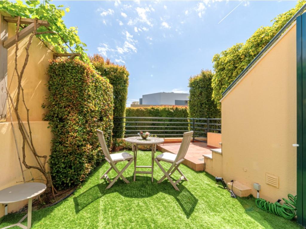 Fabulosa villa en el centro de Estoril en una comunidad cerrada con piscina, como nueva