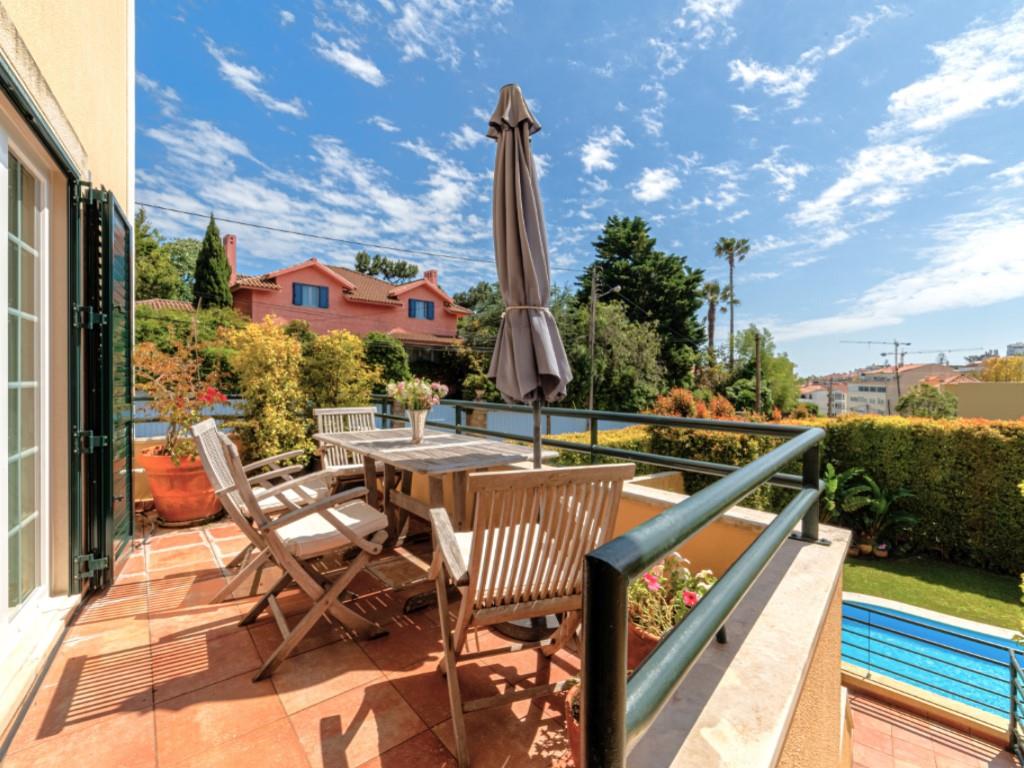 Fabulosa villa en el centro de Estoril en una comunidad cerrada con piscina, como nueva