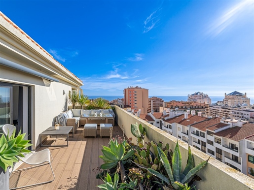 Exclusive top floor apartment with sea views and excellent location