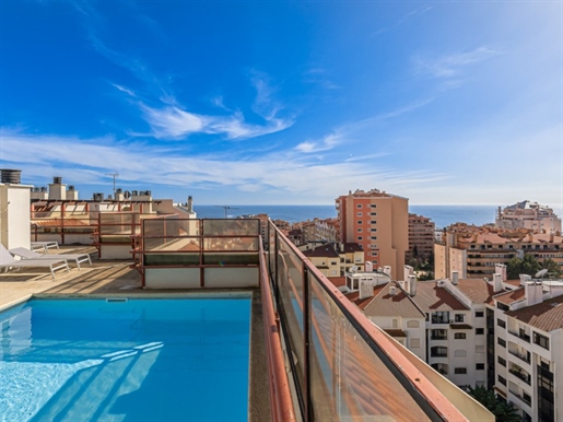 Exclusive top floor apartment with sea views and excellent location