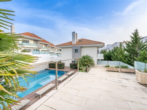 Hochwertige Villa mit ausgezeichneter Terrasse und Balkonen in Eigentumswohnung mit Swimmingpool