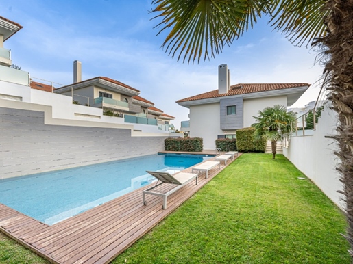 Hochwertige Villa mit ausgezeichneter Terrasse und Balkonen in Eigentumswohnung mit Swimmingpool