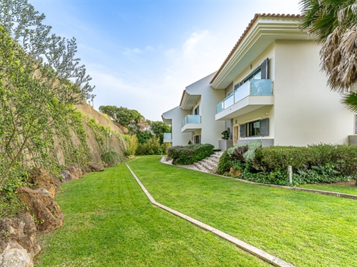 Superieure kwaliteit villa met uitstekend terras en balkons ingevoegd in condominium op een bevoorre