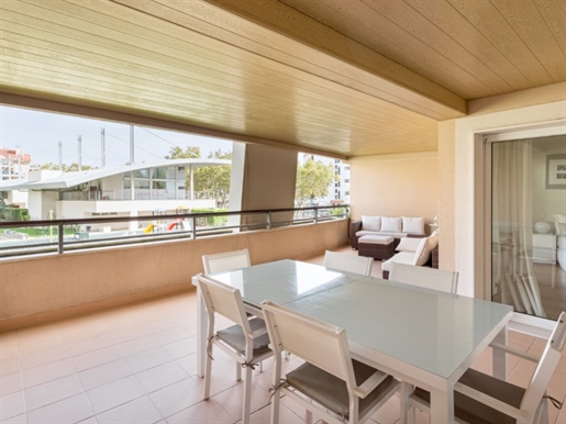 Moderno apartamento con amplia terraza, en condominio con ubicación privilegiada.