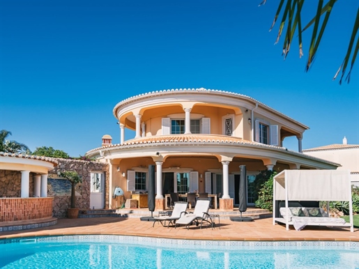 Extraordinaire villa traditionnelle de style portugais avec 3 chambres et vue sur la piscine et la m