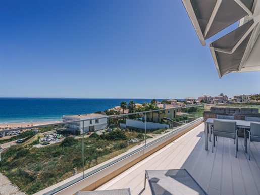 Exclusivo apartamento com deslumbrantes vistas panorâmicas sobre o mar, a poucos passos da praia