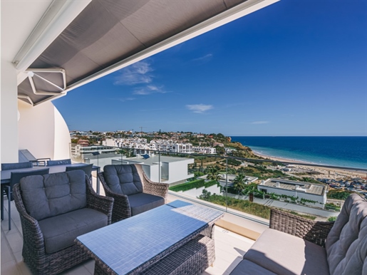 Exclusivo apartamento com deslumbrantes vistas panorâmicas sobre o mar, a poucos passos da praia