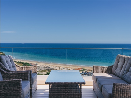 Exclusivo apartamento con impresionantes vistas panorámicas al mar, a pocos pasos de la playa