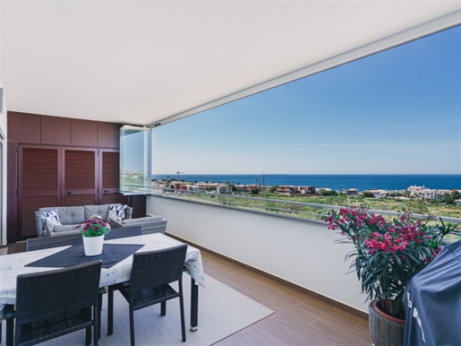 Excelente apartamento T2 com grande terraço e fantástica vista de mar, perto da praia.