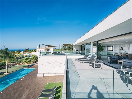 Exclusieve en ruime villa met uitzicht op zee en uitstekende functies, dicht bij het strand.