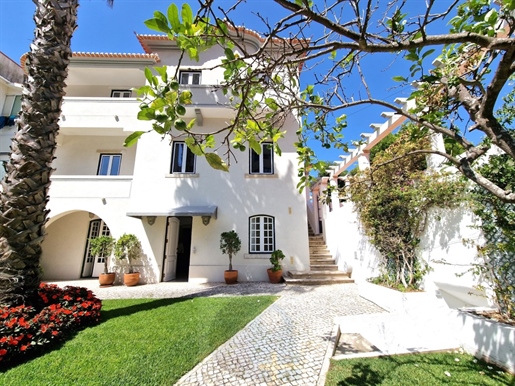 Fantástica ubicación: villa clásica situada en el centro de Estoril a 200 metros del mar.