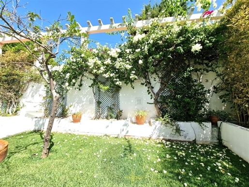Emplacement fantastique: villa classique située dans le centre d'Estoril à 200m de la mer.