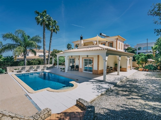 Excellent and spacious villa in quiet prime area, close to beaches and golf