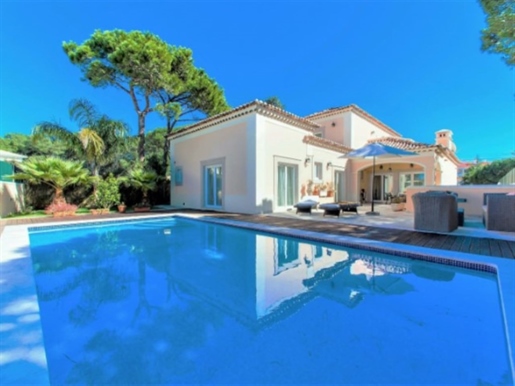 Very charming and spacious villa with private pool and privileged location, near the sea.