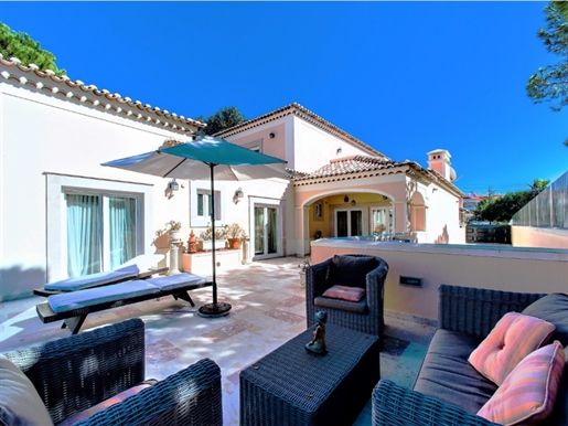 Very charming and spacious villa with private pool and privileged location, near the sea.