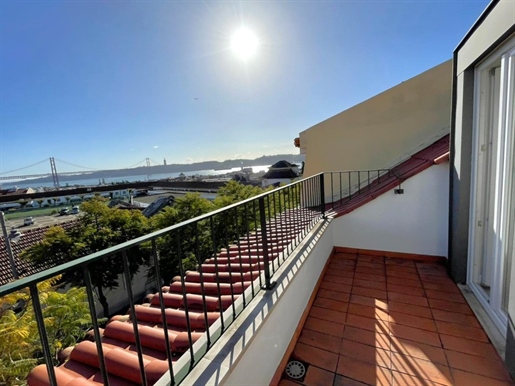 Fantastic duplex apartment in a charming area, overlooking the Tagus River
