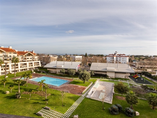 Modern apartment with views to the sea, Cascais and surroundings, in a condominium with prime locati