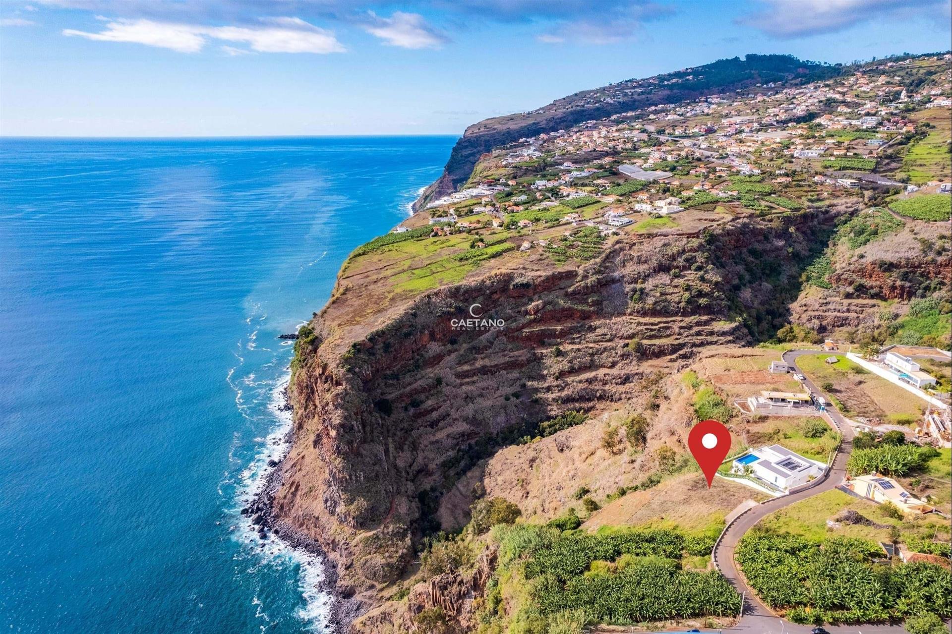 Terrain urbain à construire sur la première ligne - Calheta