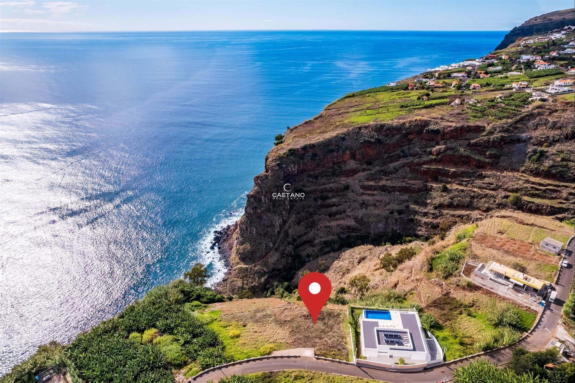 Terrain urbain à construire sur la première ligne - Calheta