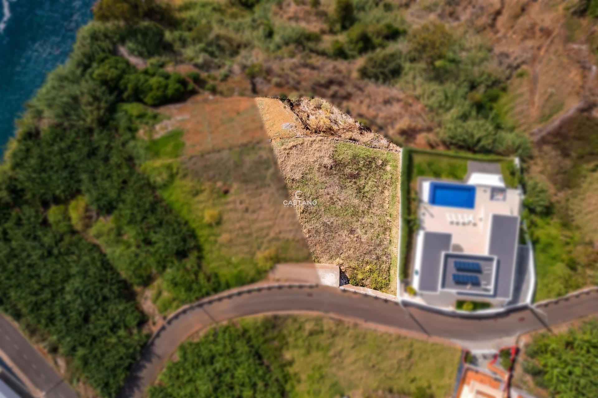Terrain urbain à construire sur la première ligne - Calheta