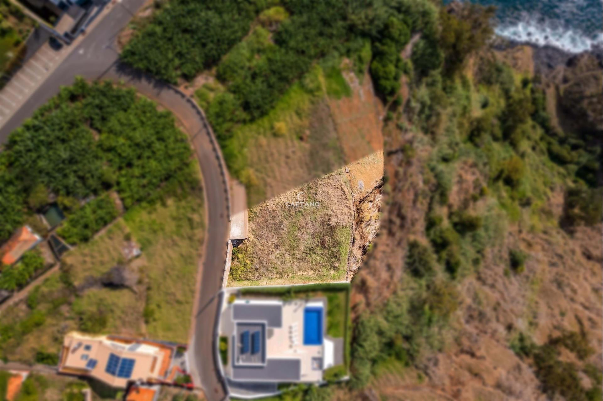 Terrain urbain à construire sur la première ligne - Calheta