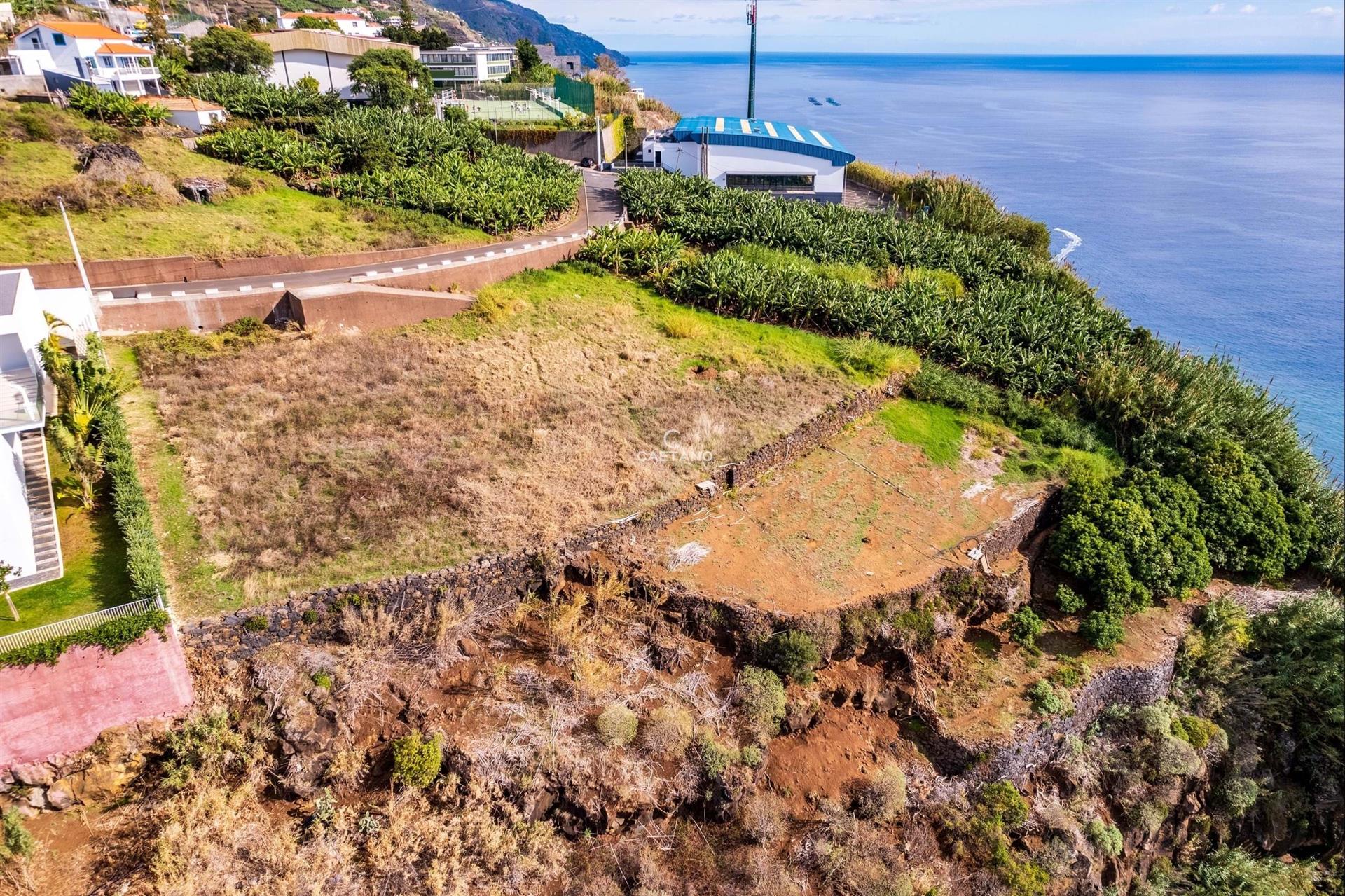 Terrain urbain à construire sur la première ligne - Calheta