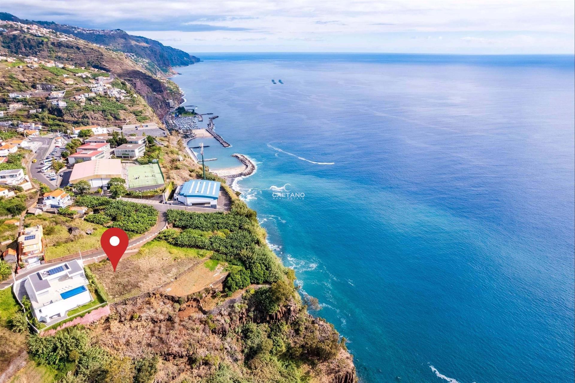 Terrain urbain à construire sur la première ligne - Calheta