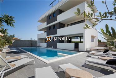 Hotel mit hervorragend ausgestatteten Zimmern und einem Pool von 65 m2, Zadar