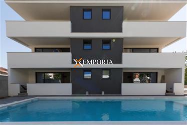 Hôtel avec chambres superbement équipées et une piscine de 65 m2, Zadar