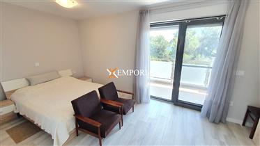 Moderne, komfortable und möblierte Penthouse-Wohnung mit zwei Schlafzimmern – in Borik, Zadar