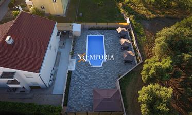 Wunderschönes Haus mit 3 Apartments und Pool in Kožino