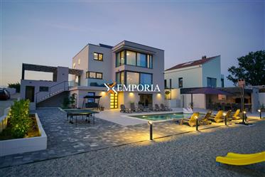 Ekskluzivna, luksuzna, kompletno moderno uređena i opremljena Vila s bazenom u okolici Zadra
