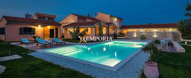 Luxusvilla mit Pool auf einem 2506 m2 großen Grundstück