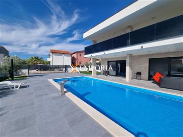 Neue Villa mit Pool, 5 Schlafzimmer, 120 m vom Meer entfernt, Vir