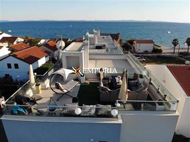Appartement avec terrasse sur le toit et vue sur la mer, à 90 m de la mer, île de Vir