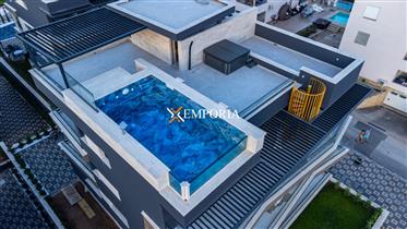 Luxury penthouse, 75 m from the sea, jacuzzi and pool, Kožino