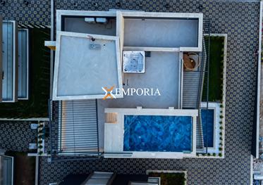 Penthouse de luxe, à 75 m de la mer, jacuzzi et piscine, Kožino