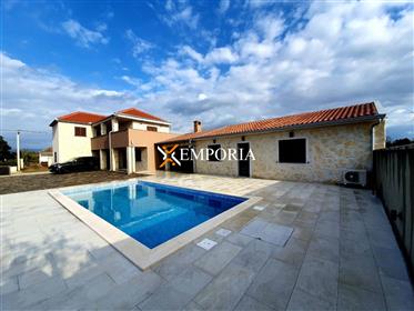 Mediterranean style house with swimming pool, furnished, Privlaka