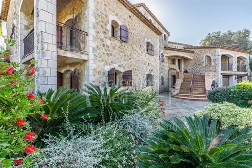 Rare on the market - stone villa with 2 hectares of land