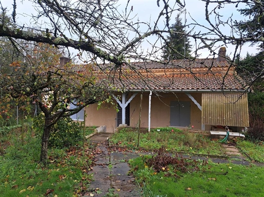 Petite maison de village avec terrasse couverte, garages et jardin - Réf 1154