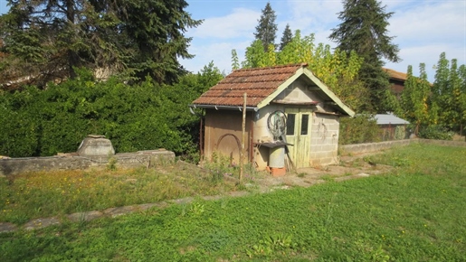 Petite maison de village avec terrasse couverte, garages et jardin - Réf 1154