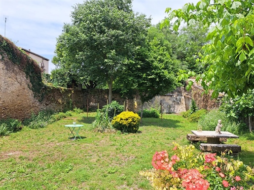 Saint-Macaire, maison de Village Rénovée avec beau Jardin - Réf 55