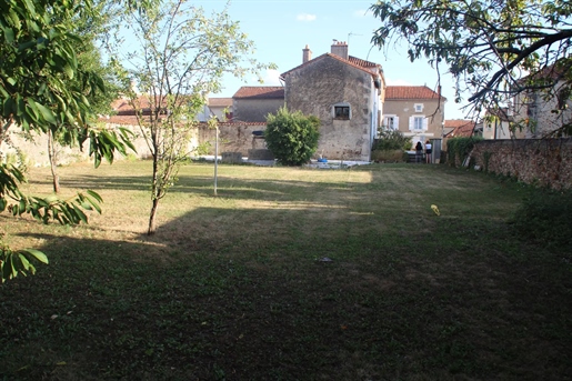 Ancienne maison de prêtre en position dominante dans un village