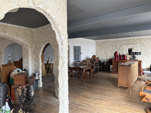 Charmant immeuble avec potentiel d'hébergement et d'affaires