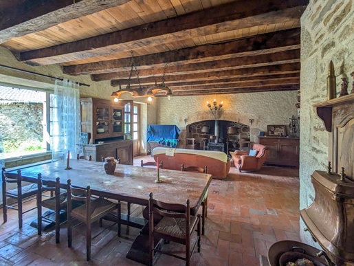 Maison en pierre et une grange dans un hameau tranquille