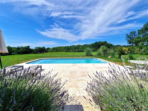 Wunderschön renoviertes Steinhaus mit 6 Schlafzimmern, 4 Bädern, Swimmingpool und Holz.