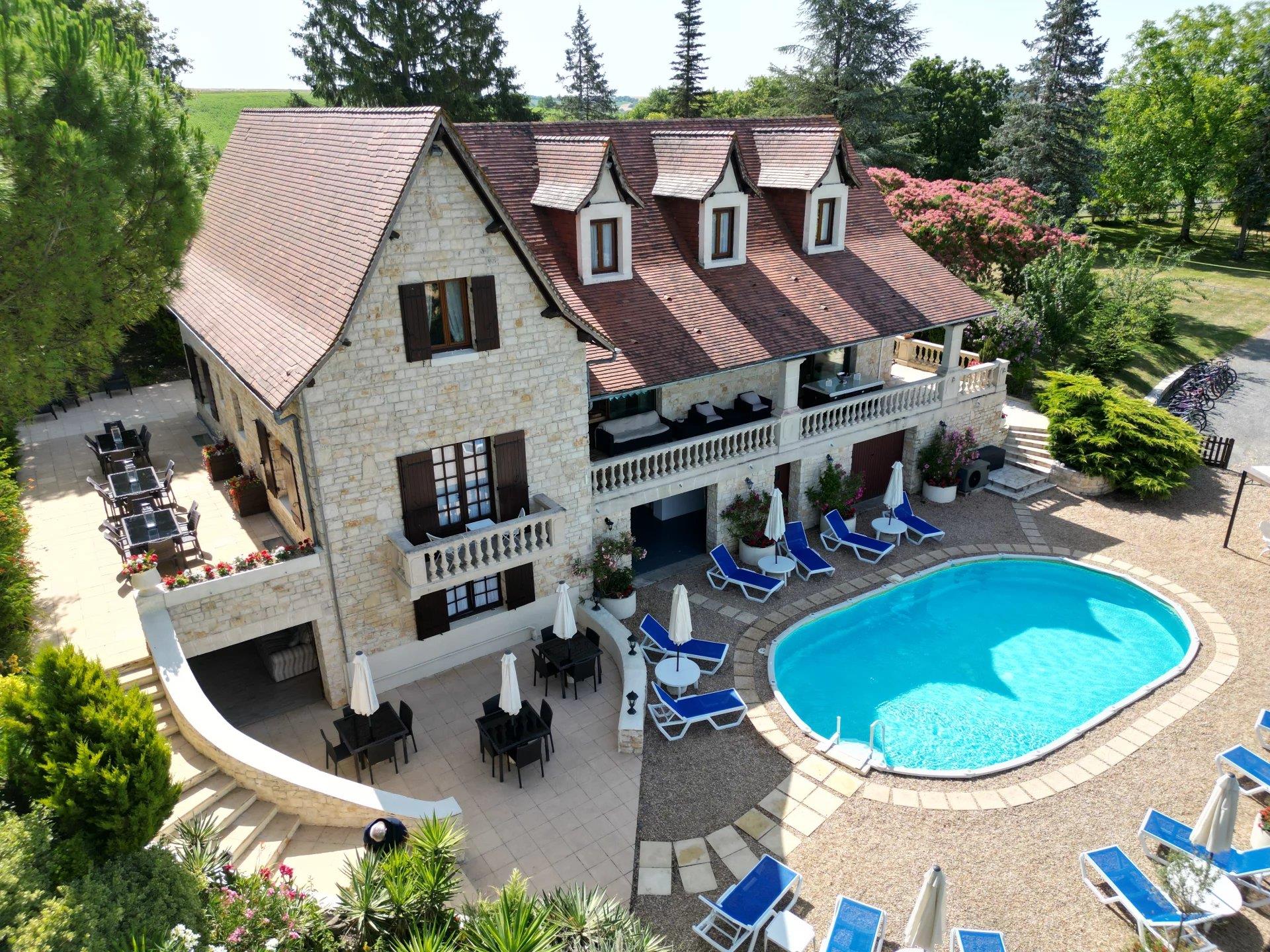 Casa de campo lindamente renovada com piscina e vista panorâmica!