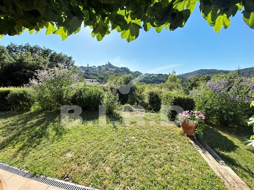 Experience the charm of the countryside with a breathtaking view in Grimaud!